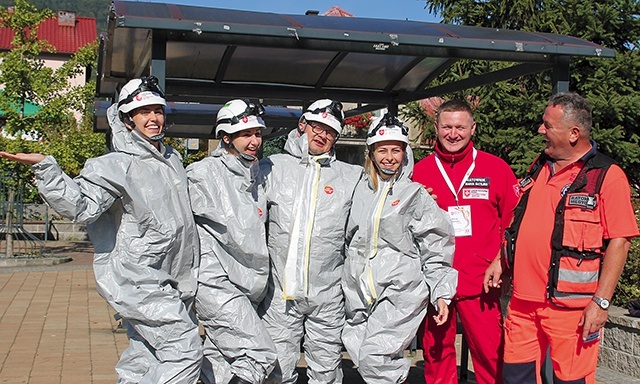 Ekipa andrychowskiej filii oddziału Maltańskiej Służby Medycznej w Kętach w ubraniach ochrony chemicznej.