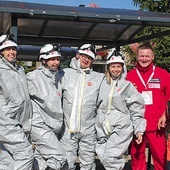 Ekipa andrychowskiej filii oddziału Maltańskiej Służby Medycznej w Kętach w ubraniach ochrony chemicznej.