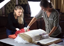 Pracownice nyskiego muzeum Paulina Murzyniak (z prawej) i Joanna Kluzek prezentują Biblię Nyską 
