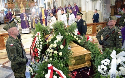 ▲	Liturgii pogrzebowej śp. o. Huberta Czumy SJ przewodniczył bp Henryk Tomasik.