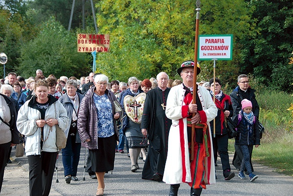 ▲	Podczas drogi odmawiali Różaniec.