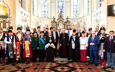 Wspólne zdjęcie uczestników spotkania po Mszy w kościele św. Marcina.