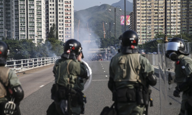 Media w Hongkongu: Policja postrzeliła demonstranta ostrą amunicją
