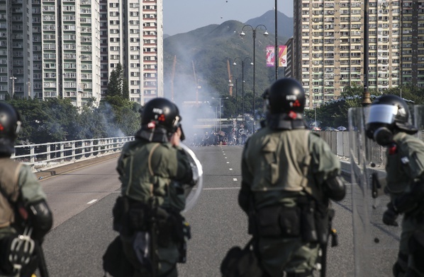 Media w Hongkongu: Policja postrzeliła demonstranta ostrą amunicją