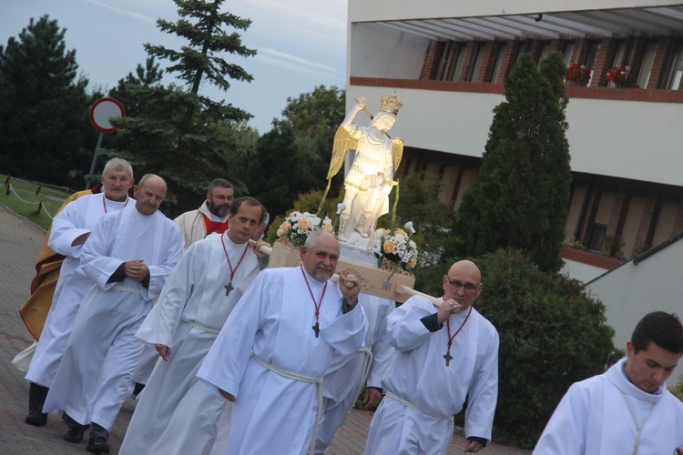 Wprowadzenie figury św. Michała Archanioła w parafii pw. NMP Królowej Polski w Świdnicy