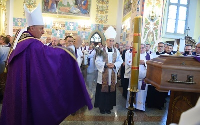 Bp Jeż okadza trumnę z ciałem śp. ks. Alojzego Drożdża.