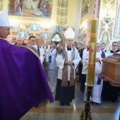 Bp Jeż okadza trumnę z ciałem śp. ks. Alojzego Drożdża.