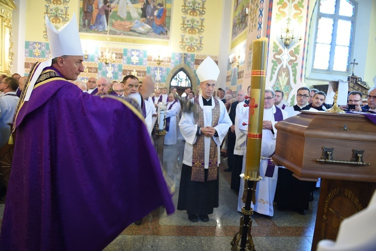 Bp Jeż okadza trumnę z ciałem śp. ks. Alojzego Drożdża.