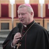 Do wspólnej modlitwy w intencji kapłanów zaprasza bp Wiesław Szlachetka.