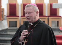 Do wspólnej modlitwy w intencji kapłanów zaprasza bp Wiesław Szlachetka.