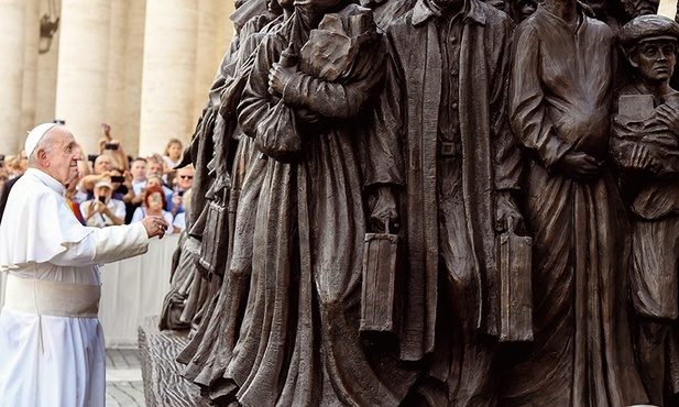 Papież Franciszek święci rzeźbę przedstawiającą uchodźców. Jej inspiracją były słowa: „Nie zapominajmy też o gościnności” (Hbr 13,2). 
29.09.2019 Plac św. Piotra, Rzym