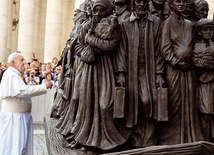 Papież Franciszek święci rzeźbę przedstawiającą uchodźców. Jej inspiracją były słowa: „Nie zapominajmy też o gościnności” (Hbr 13,2). 
29.09.2019 Plac św. Piotra, Rzym