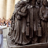 Papież Franciszek święci rzeźbę przedstawiającą uchodźców. Jej inspiracją były słowa: „Nie zapominajmy też o gościnności” (Hbr 13,2). 
29.09.2019 Plac św. Piotra, Rzym