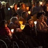 III Archidiecezjalna Pielgrzymka Chorych, Niepełnosprawnych i Ich Rodzin z Katowic  do Lourdes. Wieczorna procesja.