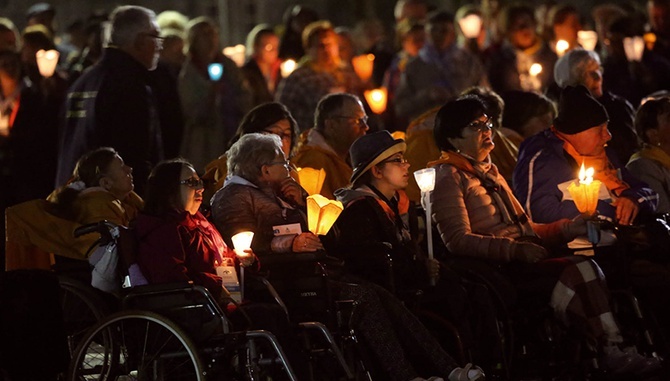 III Archidiecezjalna Pielgrzymka Chorych, Niepełnosprawnych i Ich Rodzin z Katowic  do Lourdes. Wieczorna procesja.