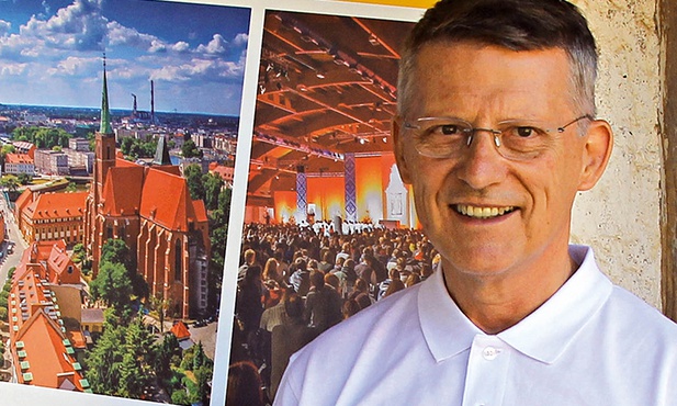 Brat Marek w Taizé przy tablicy promującej Europejskie Spotkanie Młodych we Wrocławiu