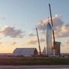 Wizualizacje rakiet kosmicznych, których budowę finansuje ekscentryczny miliarder Elon Musk, robią wielkie wrażenie.