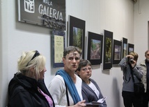 O wystawie słów kilka powiedziała Barbara Polakowska (druga od lewej).