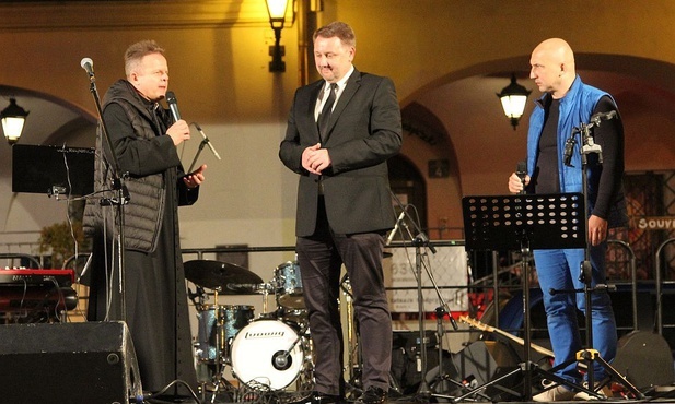 Na scenie w centrum bielskiej starówki od lewej: ks. Sebastian Rucki, prezydent Jarosław Klmaszewski i Krzysztof Rycak.