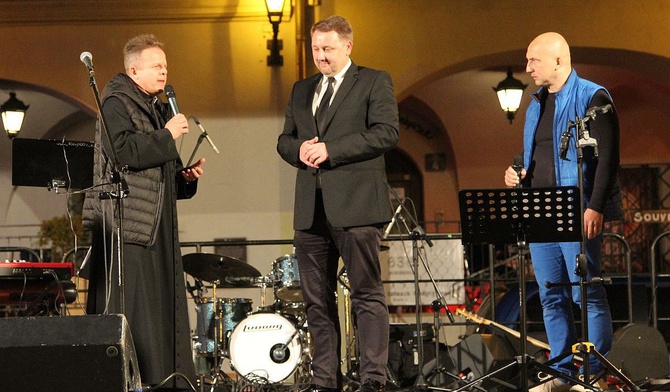 Na scenie w centrum bielskiej starówki od lewej: ks. Sebastian Rucki, prezydent Jarosław Klmaszewski i Krzysztof Rycak.
