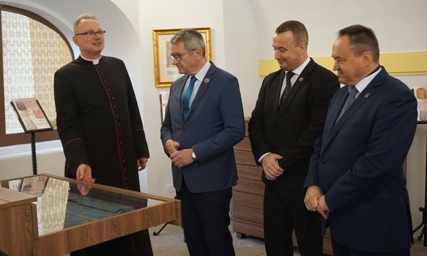 Ks. Wojciech Dąbrowski prezentował gościom zbiory muzealne.