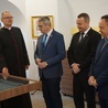 Ks. Wojciech Dąbrowski prezentował gościom zbiory muzealne.