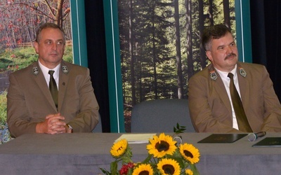 Za stołem prezydialnym siedzą (od lewej): Tomasz Sot, nadleśniczy Nadleśnictwa Kozienice, i Andrzej Matysiak, dyrektor Regionalnej Dyrekcji Lasów Państwowych w Radomiu.