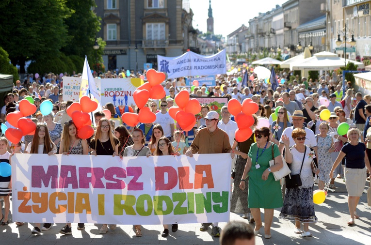 W radomskich Marszach dla Życia i Rodziny corocznie bierze udział kilka tysięcy osób.