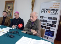 O Tygodniu Kultury Chrześcijańskiej opowiadali (od lewej): Jakub Mitek, z radomskiej Resursy, bp Piotr Turzyński i Wojciech Sałek, ze stowarzyszenia "Młyńska", dziennikarz Radia Plus Radom.