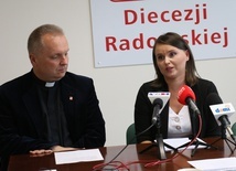 Do udziału w imprezie zapraszają ks. Robert Kowalski, dyrektor diecezjalnej Caritas, i Paulina Zalewska.