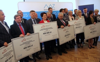 Uroczystość przekazania symbolicznych czeków odbywała się w Mazowieckim Urzędzie Wojewódzkim - Delagatura w Radomiu.