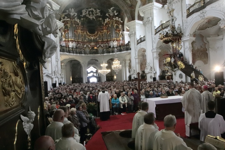 Tysiące płatków Róż Żywego Różańca