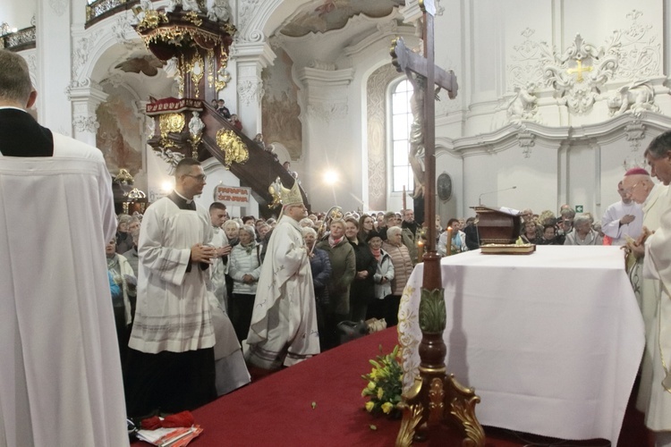 Tysiące płatków Róż Żywego Różańca