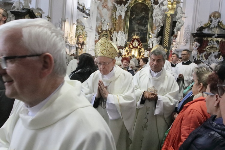 Tysiące płatków Róż Żywego Różańca