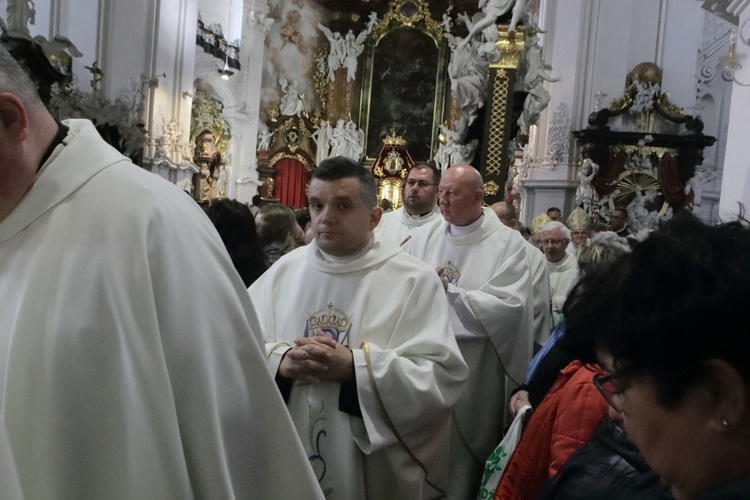 Tysiące płatków Róż Żywego Różańca