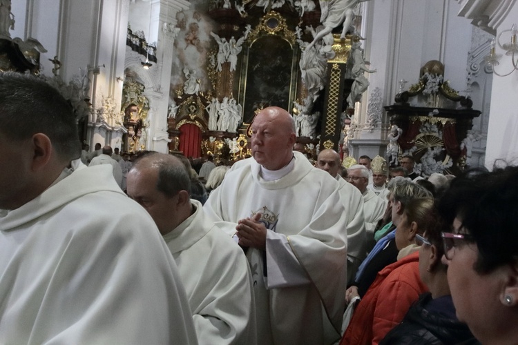 Tysiące płatków Róż Żywego Różańca