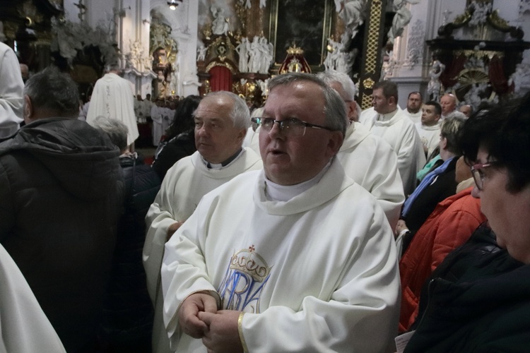 Tysiące płatków Róż Żywego Różańca