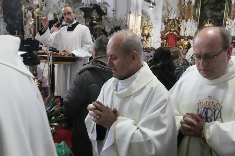 Tysiące płatków Róż Żywego Różańca