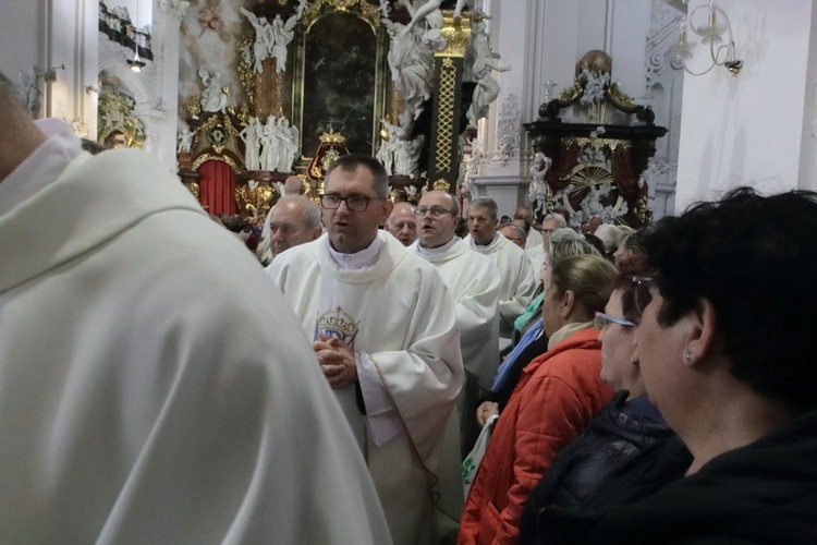 Tysiące płatków Róż Żywego Różańca