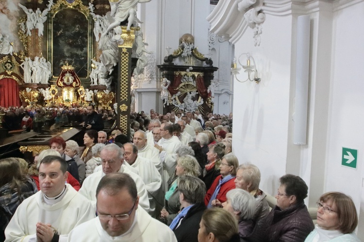 Tysiące płatków Róż Żywego Różańca