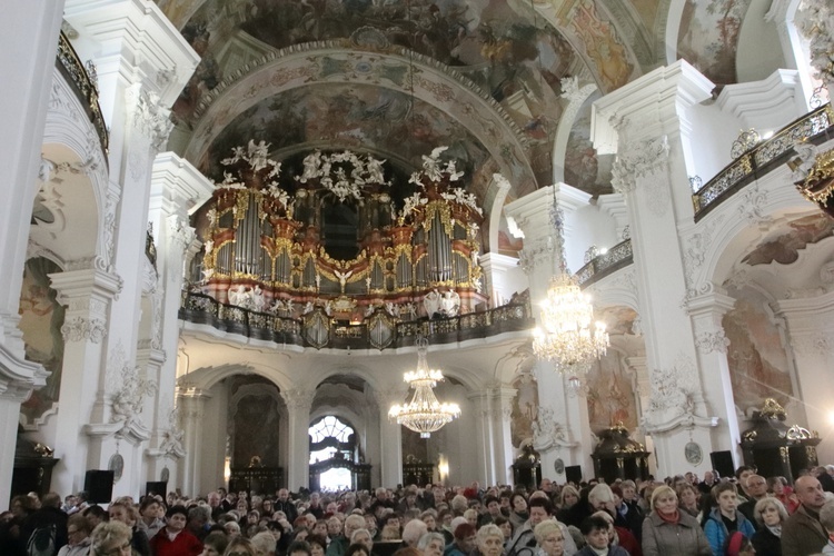 Tysiące płatków Róż Żywego Różańca