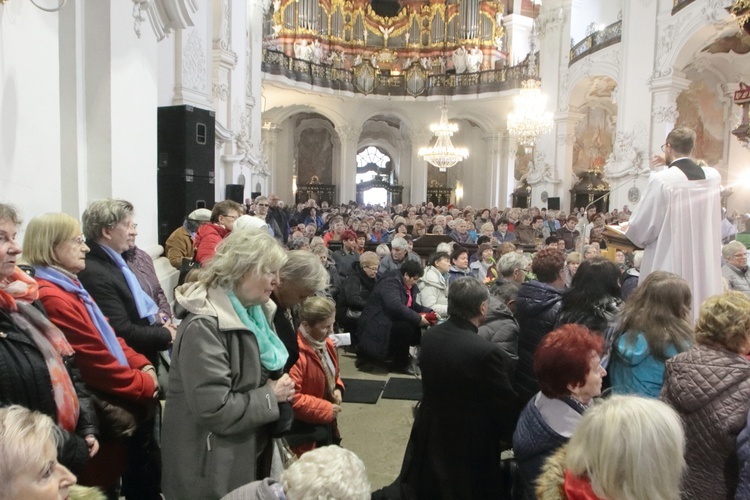 Tysiące płatków Róż Żywego Różańca