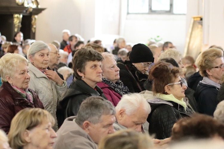 Tysiące płatków Róż Żywego Różańca