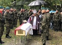 Stalowa Wola, cmentarz wojenny. Uroczystości pogrzebowe Tadeusza Gajdy "Tarzana".