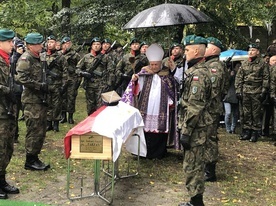 Stalowa Wola, cmentarz wojenny. Uroczystości pogrzebowe Tadeusza Gajdy "Tarzana".