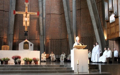 - Za każdym maryjnym obrazem stoi żywa Maryja, która czasem milczy, a niekiedy do nas mówi, jak w Guadalupe, Lourdes, Fatimie... - mówił bp Tadeusz Pikus.