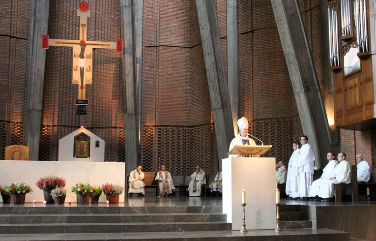 - Za każdym maryjnym obrazem stoi żywa Maryja, która czasem milczy, a niekiedy do nas mówi, jak w Guadalupe, Lourdes, Fatimie... - mówił bp Tadeusz Pikus.