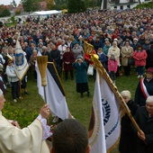 Po homilii bp Henryk Tomasik poświęcił sztandar Stowarzyszenia Żywy Różaniec Diecezji Radomskiej.