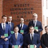 Formację w łowickim seminarium podjęło 6 alumnów. Na zdjęciu wraz z rektorem WSD ks. Piotrem Kaczmarkiem.