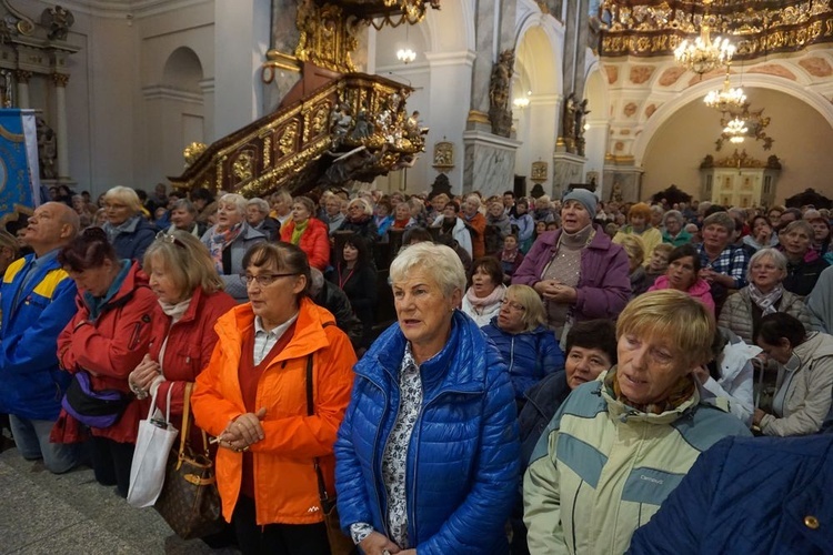 Z różańcem w ręku modlili się w intencjach diecezji, całego Kościoła, ale też osobistych.